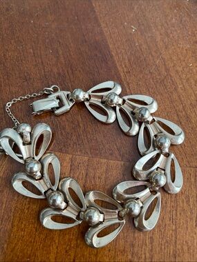 Beautiful Vintage Barclays Barquet Gold-Tone Floral Link Bracelet -